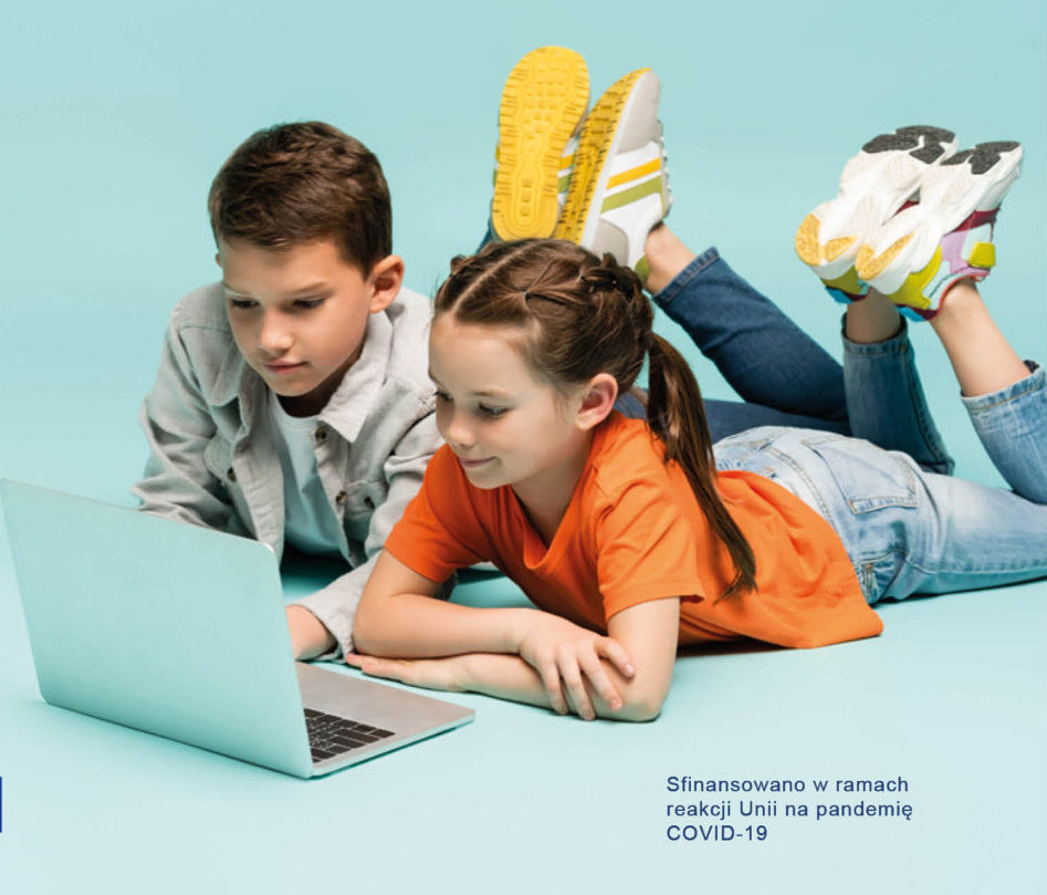 NA zdjęciu znajduje się dwójka dzieci, któzy korzystają ze sprząteu komputerowego. Ponadto jest logo programu.