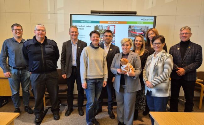 uśmiechnięta grupa osób w pomieszczeniu