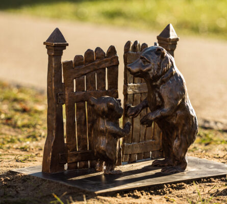 rzeźba 2 niedźwiadki brama