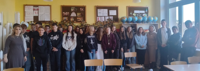 Młodzież uczestnicząca w lekcjach obywatelskich.