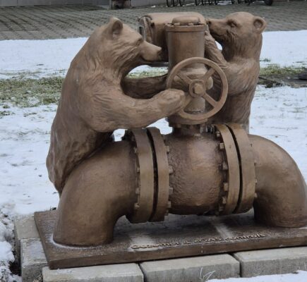 Rzeźba na szlaku rawickich niedźwiadków, przed siedzibą firmy Gazomet.