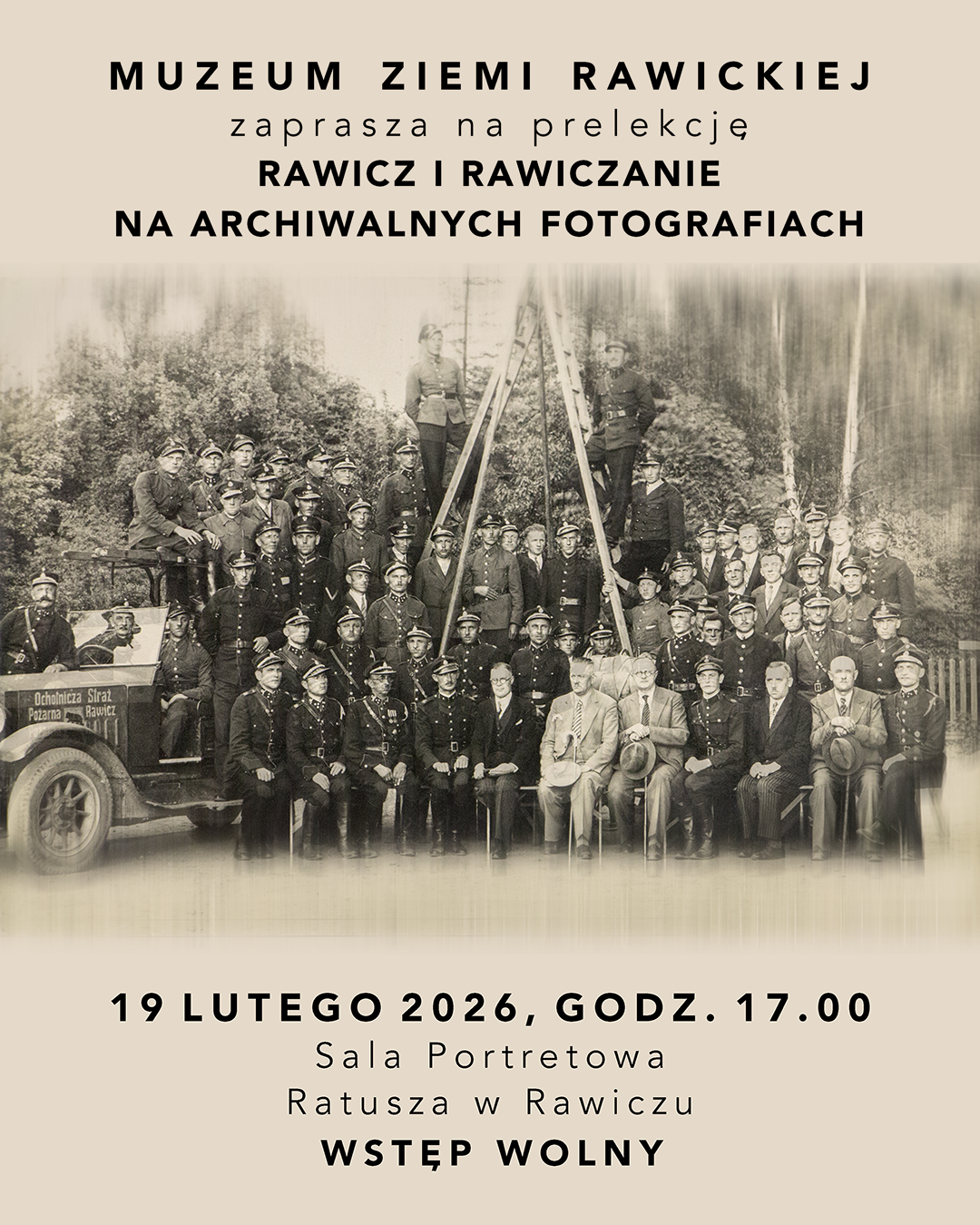 Zaproszenie na wystawę, informacje o terminie i miejscu na tle zdjęcia grupy ludzi.