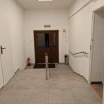 Wejście do świetlicy wiejskiej w Dąbrowce.