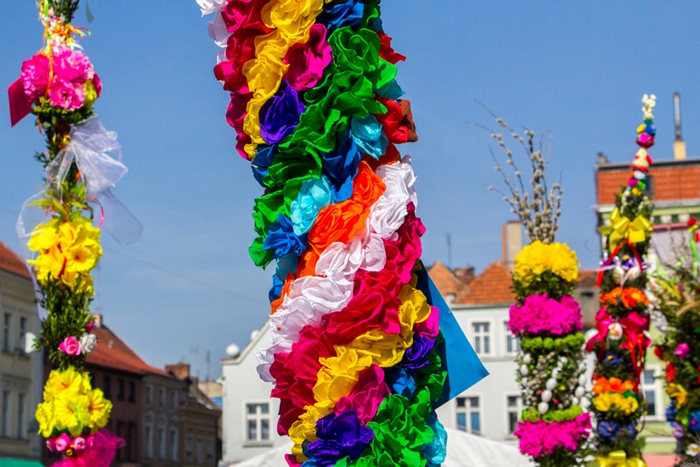 Kolorowe palmy wielkanocne.