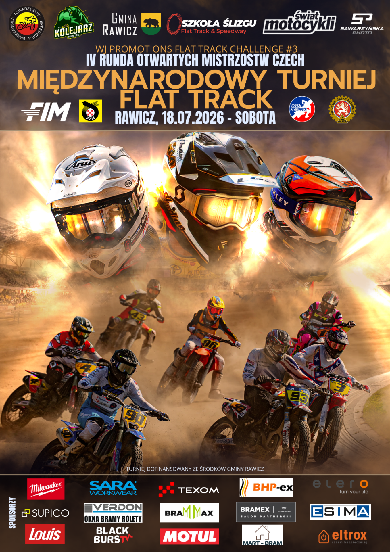 Motocykliści w grupie, głowy w kaskach motocyklowych.